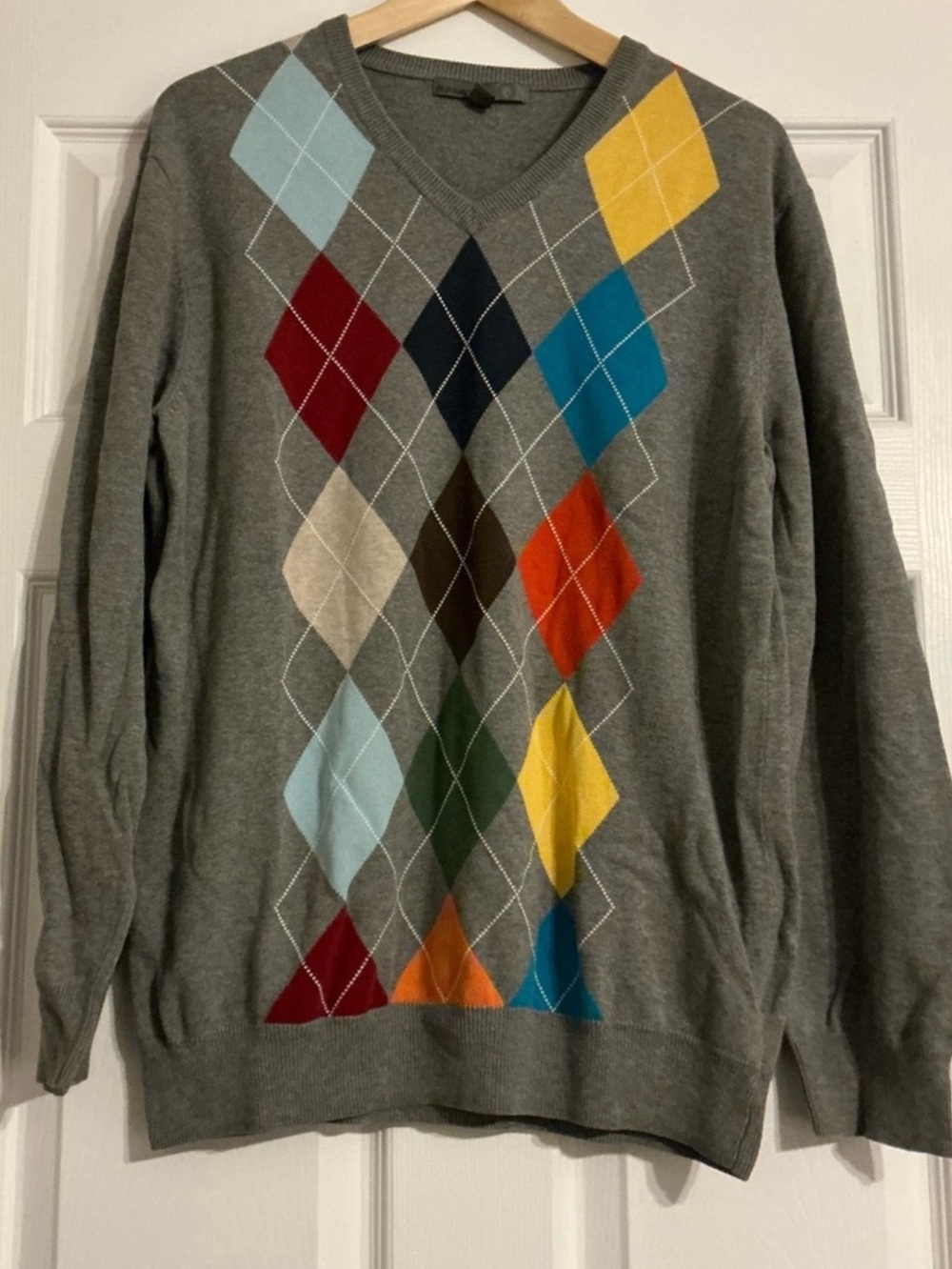 Old Navy Men's Gray Argyle V-Neck Sweater with Multicolor Diamond Pattern